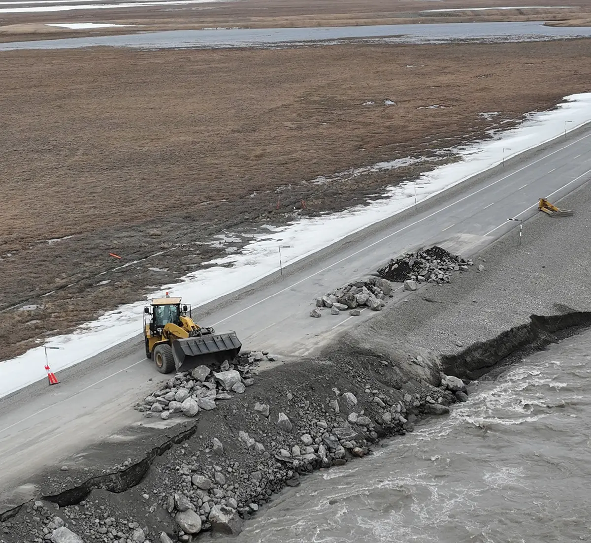 General contractor Cruz Construction hauled rock from its quarry 105 miles away from the erosion site and could barely keep up with the Sagavanirktok River eroding the Dalton Highway. The company partnered with Alyeska Pipeline Service Company to use rock from Alyeska’s quarry, which was closer.